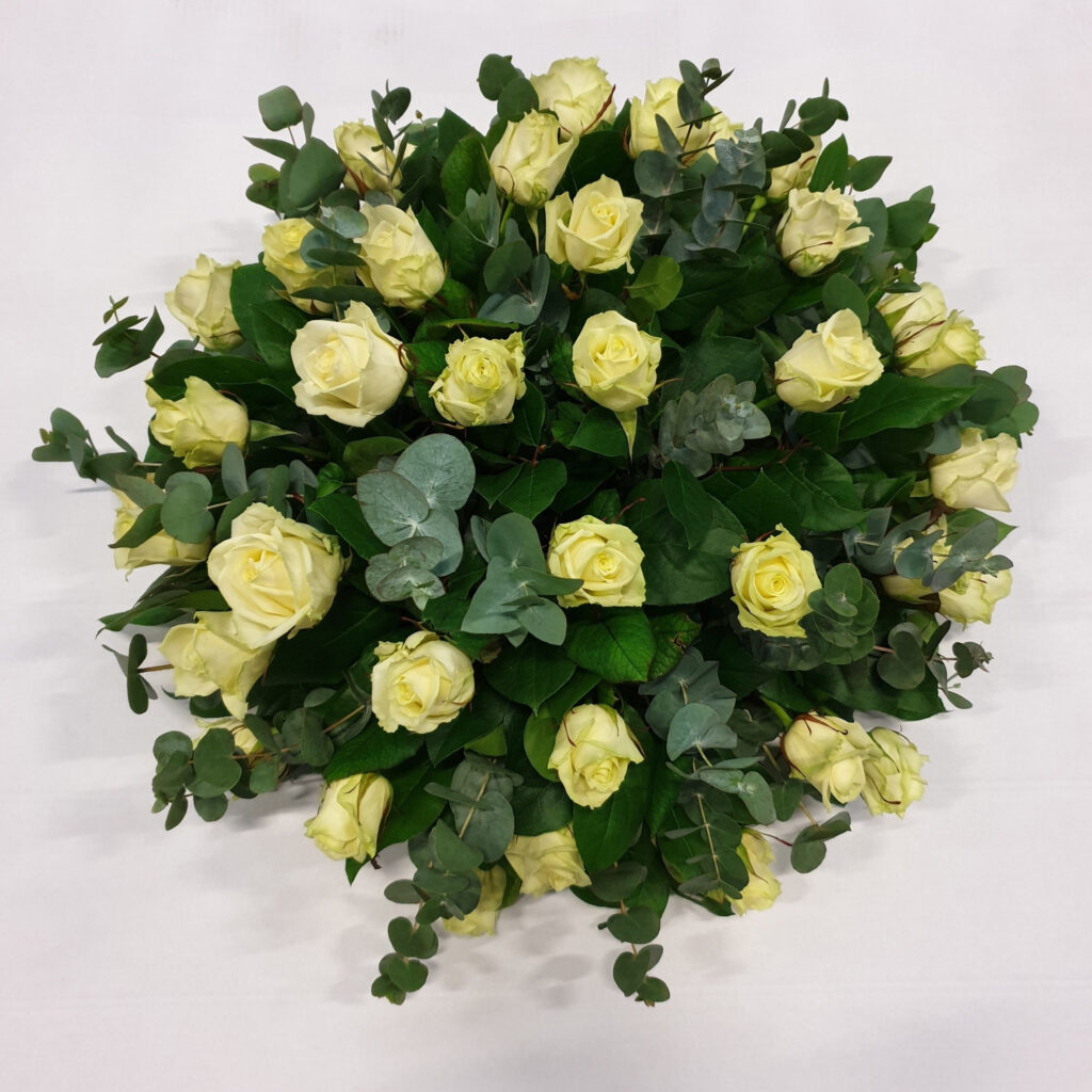 Rouwstuk van rozen en div. groen