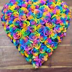 Rouwstuk Rainbow hart Medium (+100 rozen)